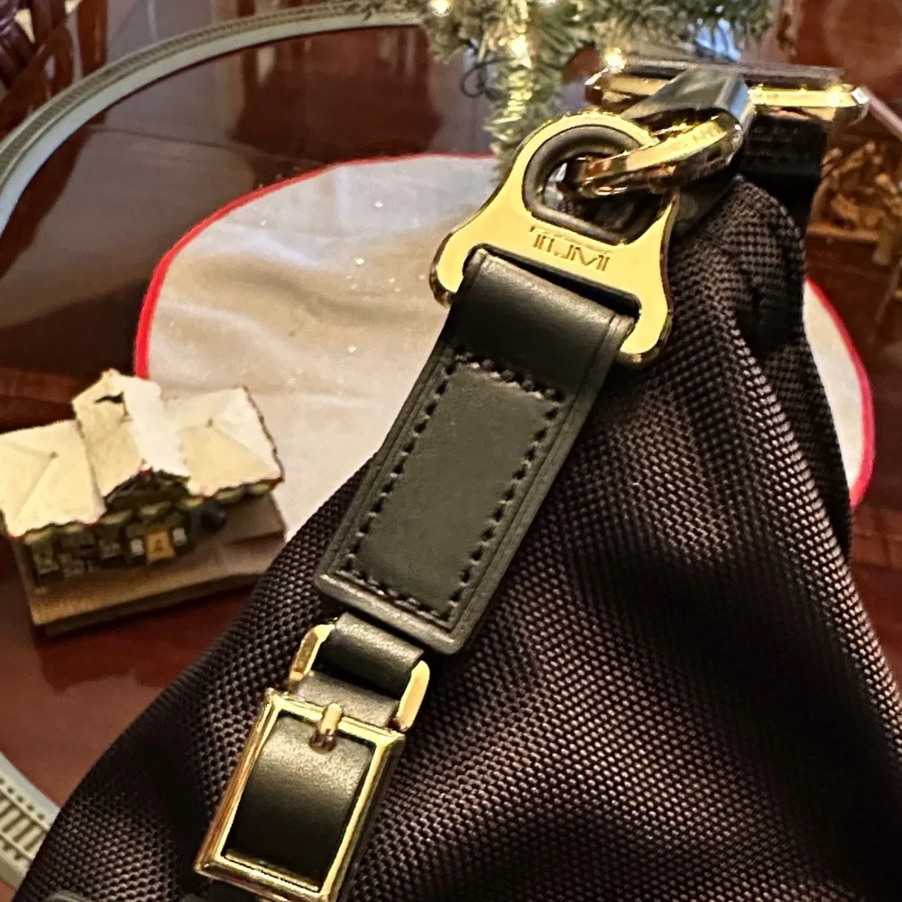 Tumi Gold and Black Duffel Bag New Without Tags great for summer travel 🧳 🏖️ ✈️